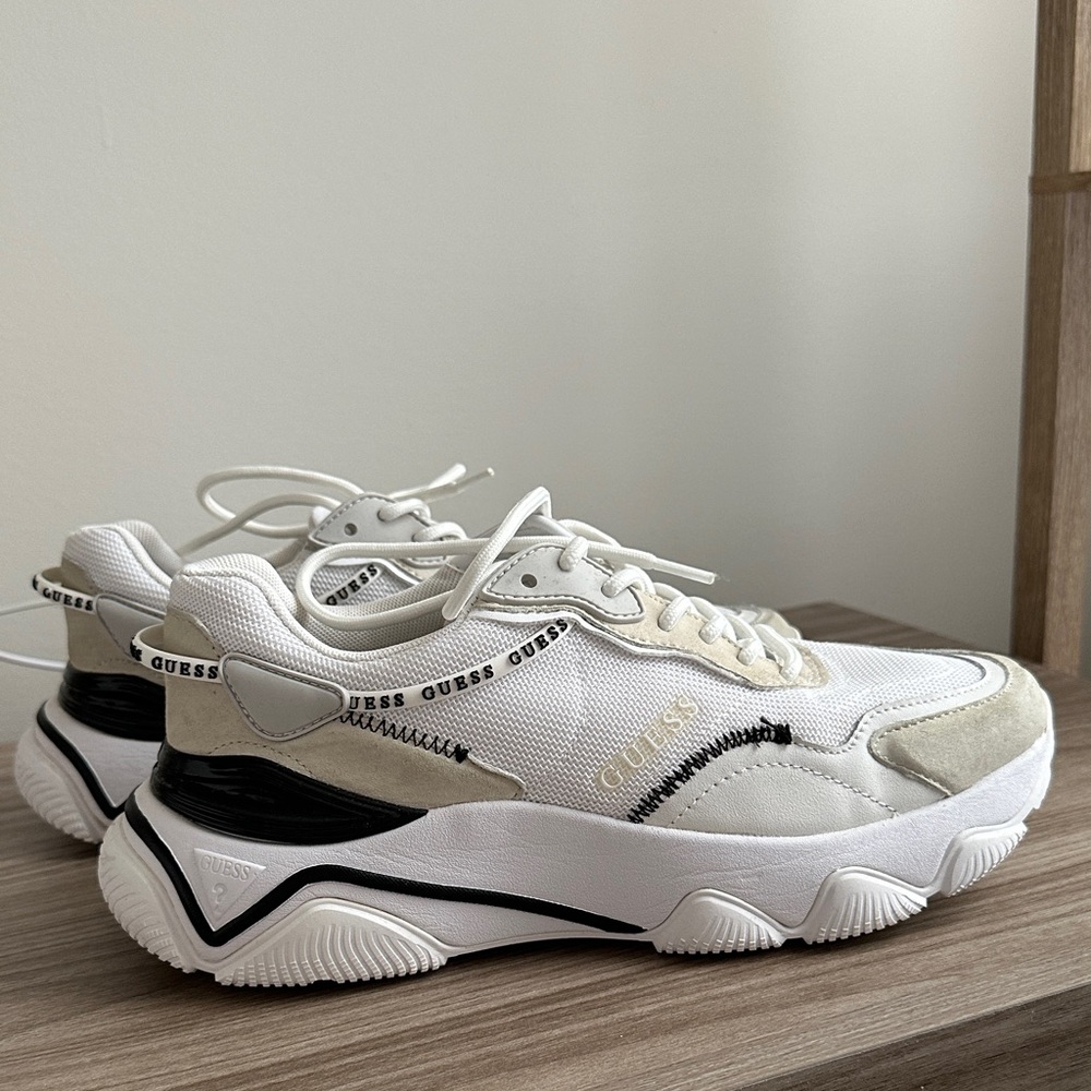 GUESS Women's Cream and Black Sneakers